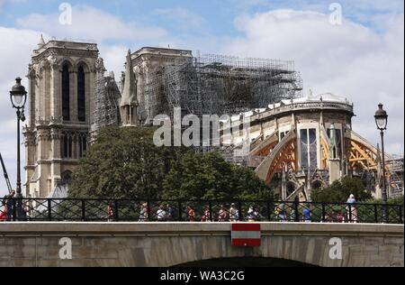 Parigi, Francia. 16 Ago, 2019. La cattedrale di Notre Dame è sottoposto a riparazioni in Parigi, Francia, e il agosto 16, 2019. La cattedrale di Notre Dame nel centro di Parigi ha preso fuoco il 15 aprile di quest'anno. Credito: Gao Jing/Xinhua/Alamy Live News Foto Stock