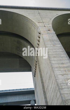 Il Wiedtalbruecke, un autobahn ponte costruito in cemento. Uno sguardo tra i pilastri. Foto Stock