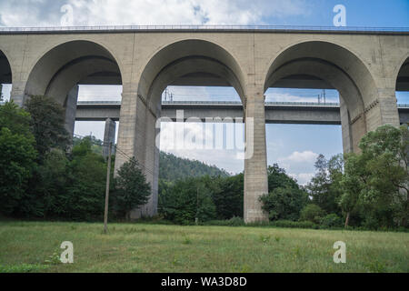 Il Wiedtalbruecke, un autobahn ponte costruito in cemento. Una vista dalla cassa di espansione. Foto Stock