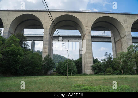 Il Wiedtalbruecke, un autobahn ponte costruito in cemento. Una vista dalla cassa di espansione. Foto Stock