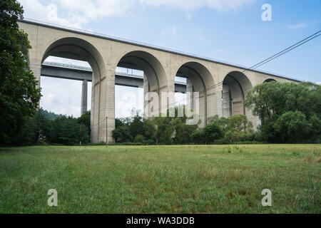 Il Wiedtalbruecke, un autobahn ponte costruito in cemento. Una vista dalla cassa di espansione. Foto Stock