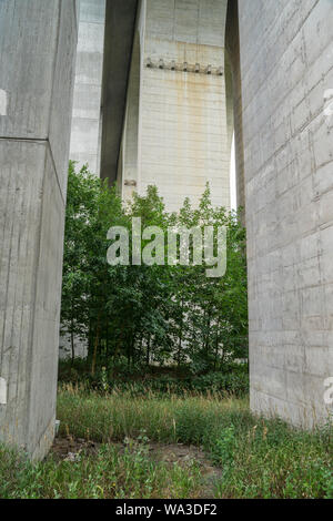 Il Wiedtalbruecke, un autobahn ponte costruito in cemento. Uno sguardo tra i pilastri. Foto Stock