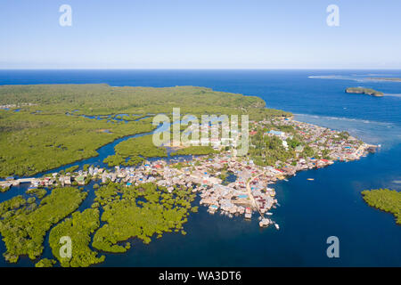 Città sull'acqua e mangrovie, vista dall'alto. Costa dell'isola di Siargao. Paesaggio tropicale. Foto Stock