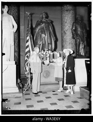 Compleanno di eroe confederato osservato. Washington D.C., il 4 giugno. Il cento trentesimo anniversario della nascita di Jefferson Davis, presidente della vita breve guerra, è stata osservata in Campidoglio oggi quando Miss Imogene Smith, presidente di Charles M. Stedman bambini della Confederazione, posta una corona di fiori alla sua statua. Sulla sinistra è il senatore Walter F. George, della Georgia. La sig.ra Walter D. Lamar, Presidente Nazionale, figlie della Confederazione. Sorge sulla destra, 6/4/38 Foto Stock