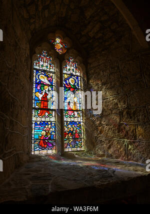 Dettaglio di una vetrata che mostra riflessi colorati. Foto Stock