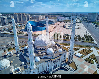 NUR-Sultan, Kazakistan - 11 agosto 2019: Bellissima vista panoramica aerea vista drone per Nursultan (Astana) centro città con grattacieli e Hazrat Sultan M Foto Stock