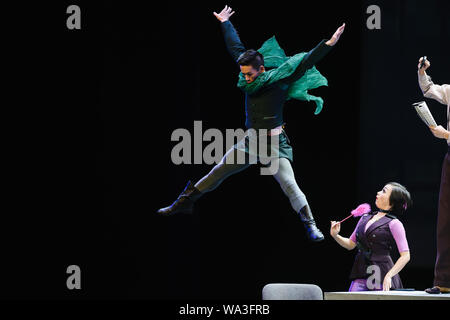 Mosca, Russia. 16 Ago, 2019. Artisti eseguono sul palco durante il dramma cinese spettacolo di danza denominato 'per incontrare il Grand Canal' a Mosca, in Russia, in Agosto 16, 2019. Credito: Evgeny Sinitsyn/Xinhua/Alamy Live News Foto Stock