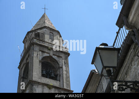 Torre campanaria della chiesa dei Santi Gervasio e Portasio in virgoletta, un antico villaggio di montagna, distretto di Villafranca in Lunigiana Foto Stock