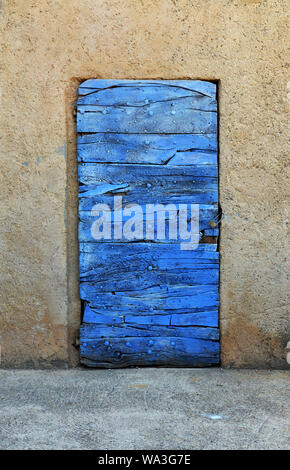 Vecchia botte dipinte di blu porta a casa con valore storico Foto Stock