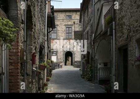 Stretto vicolo al castello Malaspina in virgoletta, un antico villaggio di montagna, distretto di Villafranca in Lunigiana, Toscana, Italia Foto Stock