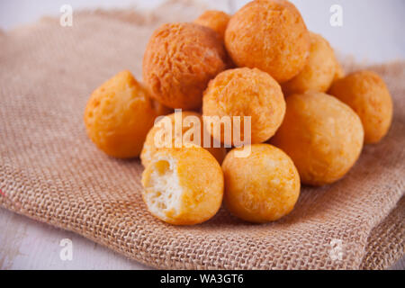 Palline di pane appena sfornato in casa cottage cheese ciambelle sul tovagliolo di iuta Foto Stock