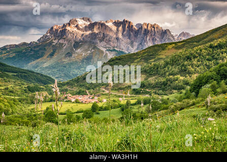 Macizo Occidental (El Cornion), vista sul villaggio di Santa Marina de valdeon, Picos de Europa, Castilla y Leon, Spagna Foto Stock