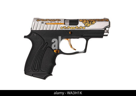 Un piccolo argento-nero pistola con un pattern sul corpo. Dono arma isolare su sfondo bianco. Foto Stock