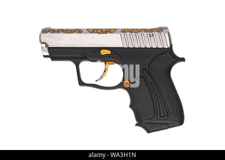 Un piccolo argento-nero pistola con un pattern sul corpo. Dono arma isolare su sfondo bianco. Foto Stock