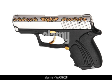Un piccolo argento-nero pistola con un pattern sul corpo. Dono arma isolare su sfondo bianco. Foto Stock