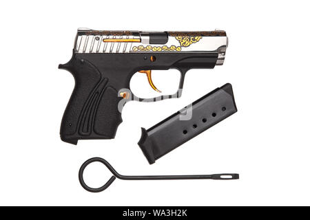 Un piccolo argento-nero pistola con un pattern sul corpo. Dono arma isolare su sfondo bianco. Foto Stock