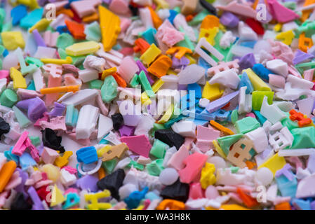 Plastica colorata rimacinato in laboratorio Foto Stock