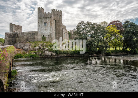 Castello di Cahir, Cahir, nella contea di Tipperary, Irlanda - 15 maggio 2019. Costruito nel XIII secolo, il Castello di Cahir è uno degli irlandesi più grandi castelli e supporti Foto Stock