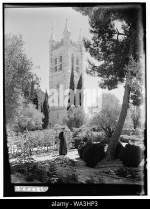 Il Vescovo e la sig.ra Stewart nel loro giardino a San Giorgio Foto Stock