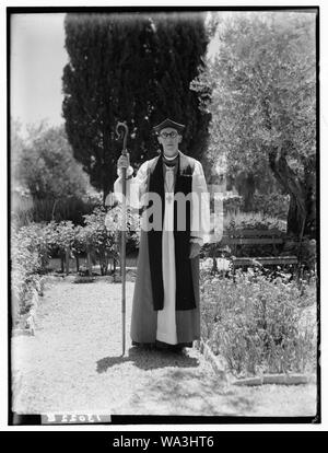 Il Vescovo e la sig.ra Stewart nel loro giardino a San Giorgio Foto Stock