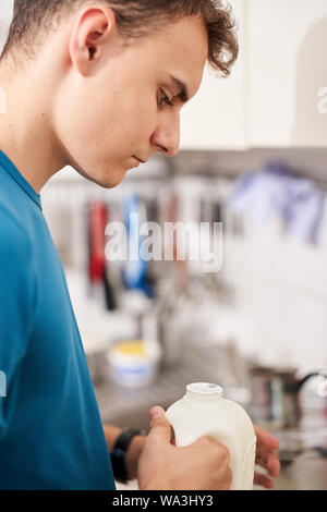 Giovane uomo per la cottura Foto Stock