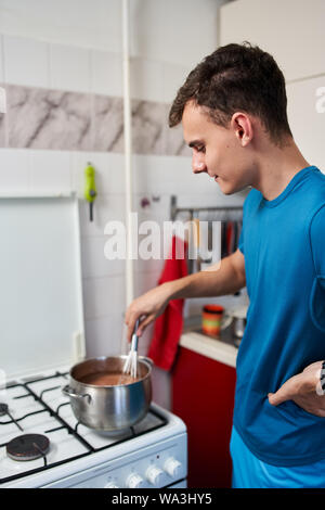 Giovane uomo per la cottura Foto Stock