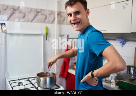 Giovane uomo per la cottura Foto Stock