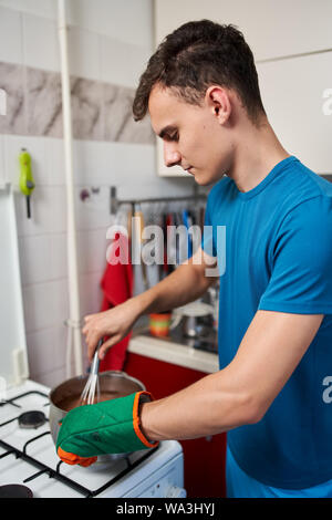 Giovane uomo per la cottura Foto Stock