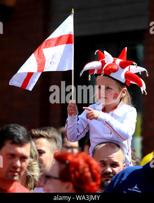 Un giovane Inghilterra ventilatore mostra il suo supporto a monte della amichevole internazionale presso il Principato Stadium di Cardiff. Foto Stock