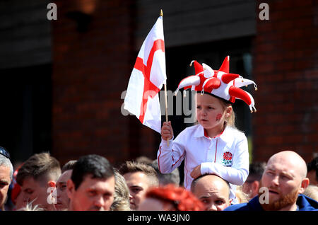 Un giovane Inghilterra ventilatore mostra il suo supporto a monte della amichevole internazionale presso il Principato Stadium di Cardiff. Foto Stock