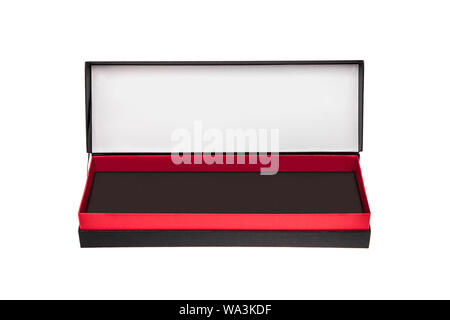 Una piccola apertura carta black box con una striscia rossa per un regalo. Confezione regalo isolare su sfondo bianco. Foto Stock