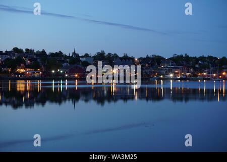 Luci di Lunenburg, Nova Scotia waterfront di sera Foto Stock