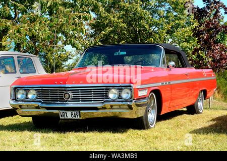 American Classic Car Buick LeSabre Convertible 1964, vintage car meeting in Svenstorp, Ystad, Scania in Svezia Foto Stock