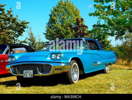 American Classic Car Ford Thunderbird convertibile 1959, vintage car meeting in Svenstorp, Ystad, Scania in Svezia Foto Stock