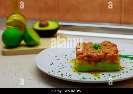 Salmone, mango e avocado tartaro cucinato da me per festeggiare il compleanno di mia moglie in agosto 2018 Foto Stock