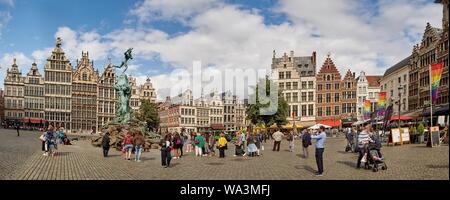 Le facciate storiche delle case delle corporazioni sul Grote Markt di Anversa, Belgio Foto Stock