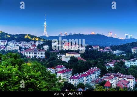 Casa Rossa e la foresta in Qingdao, Cina Foto Stock