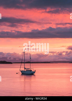Barca sul tramonto mozzafiato sul Loch Etive a Connel, nr Oban, Scozia Foto Stock
