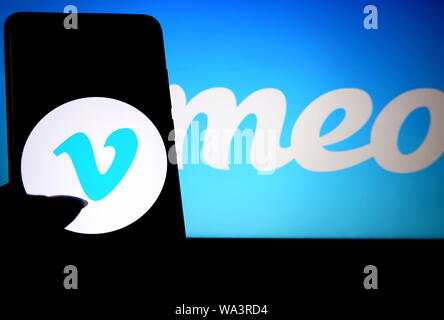 India. 17 Ago, 2019. In questa illustrazione della foto di un popolare per la condivisione di video di Vimeo applicazione logo che si vede visualizzato su uno smartphone. Credito: Avishek Das/SOPA Immagini/ZUMA filo/Alamy Live News Foto Stock