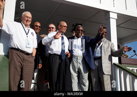 Roberto Feller Ozzie Smith, Bruce Sutter, Reggie Jackson, Hank Aaron e Rickey Henderson onda per la folla sotto il portico di Hank Aaron boyhood home per la Dedicazione cerimonia di Hank Aaron Stadium, Mobile, Alabama Foto Stock