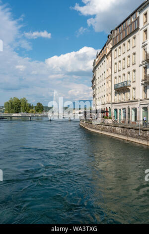 Ginevra, Svizzera - Luglio, 08, 2019: il lago di Ginevra e il paesaggio su una soleggiata giornata estiva. Foto Stock