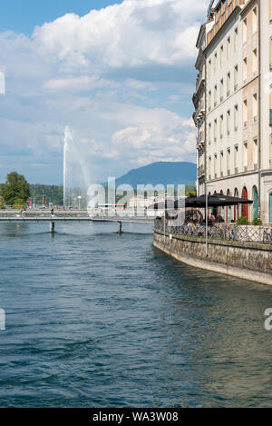 Ginevra, Svizzera - Luglio, 08, 2019: il lago di Ginevra e il paesaggio su una soleggiata giornata estiva. Foto Stock