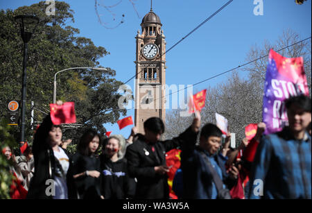 Sydney, Australia. 17 Ago, 2019. La gente a prendere parte alla fermata tumulti a Hong Kong nel rally di Sydney, Australia, e il agosto 17, 2019. Circa tremila persone hanno marciato pacificamente per le strade di Sydney il sabato per porre fine alla violenza che ha afferrato Cinese della Regione amministrativa speciale di Hong Kong (SAR) nelle ultime settimane. Per andare con 'Funzione: migliaia di persone si riuniranno a Sydney chiamando per porre fine alla violenza in cinese di Hong Kong" Credito: Bai Xuefei/Xinhua/Alamy Live News Foto Stock