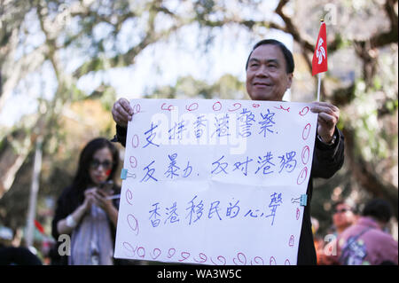 Sydney, Australia. 17 Ago, 2019. Un partecipante detiene un banner durante la fase di arresto tumulti a Hong Kong nel rally di Sydney, Australia, e il agosto 17, 2019. Circa tremila persone hanno marciato pacificamente per le strade di Sydney il sabato per porre fine alla violenza che ha afferrato Cinese della Regione amministrativa speciale di Hong Kong (SAR) nelle ultime settimane. Per andare con 'Funzione: migliaia di persone si riuniranno a Sydney chiamando per porre fine alla violenza in cinese di Hong Kong" Credito: Bai Xuefei/Xinhua/Alamy Live News Foto Stock