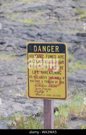 Pericolo esalazioni vulcaniche segnale di avvertimento il Parco Nazionale del Vulcano in Hawaii Foto Stock