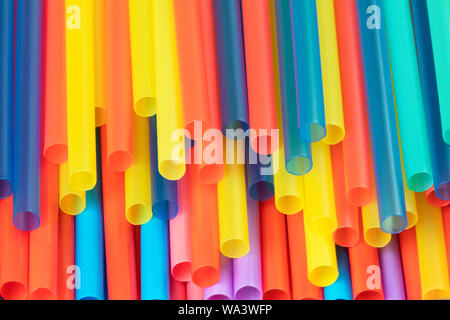 Colorato cannucce di plastica Foto stock - Alamy