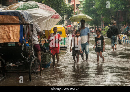 Kolkata, India. 17 Ago, 2019. Persone guadare attraverso un saturo di acqua street in Kolkata, India, Agosto 17, 2019. Credito: Tumpa Mondal/Xinhua/Alamy Live News Foto Stock