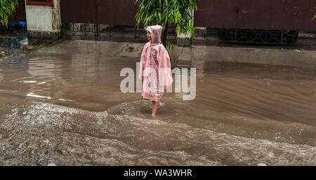 Kolkata, India. 17 Ago, 2019. Un bambino wades attraverso una strada saturo di acqua in Kolkata, India, Agosto 17, 2019. Credito: Tumpa Mondal/Xinhua/Alamy Live News Foto Stock