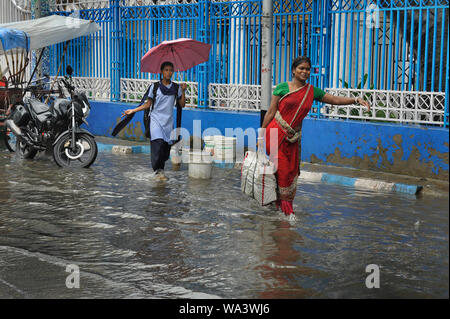 Kolkata, India. 17 Ago, 2019. Persone guadare attraverso un saturo di acqua street in Kolkata, India, Agosto 17, 2019. Credito: Tumpa Mondal/Xinhua/Alamy Live News Foto Stock