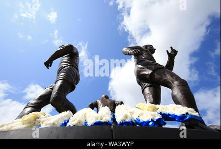 Liverpool, Lancashire, Regno Unito. 17 Ago, 2019. Premier League Football, Everton versus Watford; la "Trinità" statua di Everton più grandi giocatori Howard Kendall, Alan Ball e Colin Harvey in Goodison Road - solo uso editoriale. Nessun uso non autorizzato di audio, video, dati, calendari, club/campionato loghi o 'live' servizi. Online in corrispondenza uso limitato a 120 immagini, nessun video emulazione. Credit: Azione Plus immagini di sport/Alamy Live News Foto Stock